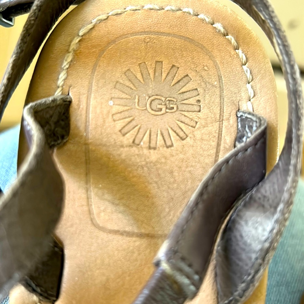 UGG LEATHER T-Strap SANDALS! Strappy ankle. Taupe/Dark Gray 9.5 GREAT Condition! - Picture 2 of 9